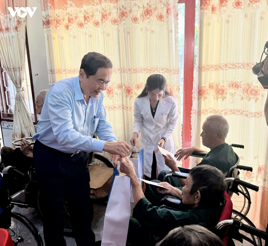 Chủ tịch Quốc hội tri ân người có công, thăm Mẹ Việt Nam Anh hùng Chủ tịch Quốc hội tri ân người có công, thăm Mẹ Việt Nam Anh hùng