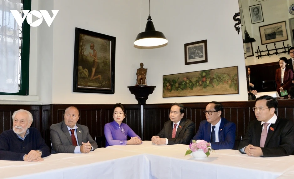 Chủ tịch Quốc hội và Phu nhân thăm nơi lưu dấu Chủ tịch Hồ Chí Minh tại Milan Chủ tịch Quốc hội và Phu nhân thăm nơi lưu dấu Chủ tịch Hồ Chí Minh tại Milan