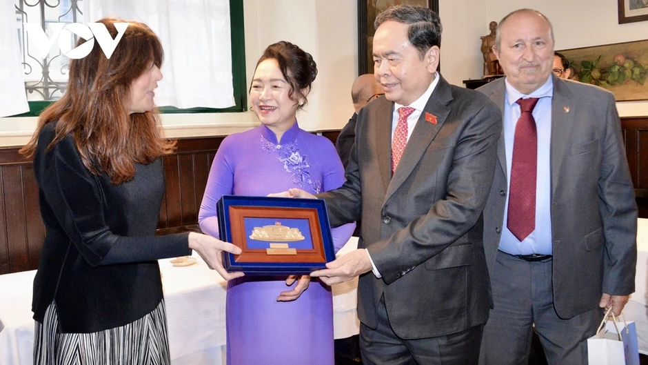 Chủ tịch Quốc hội và Phu nhân thăm nơi lưu dấu Chủ tịch Hồ Chí Minh tại Milan Chủ tịch Quốc hội và Phu nhân thăm nơi lưu dấu Chủ tịch Hồ Chí Minh tại Milan