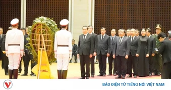 Chủ tịch Quốc hội viếng Đồng chí Xaysomphone Phomvihane tại Lào