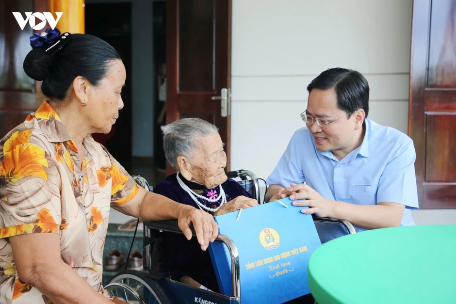 Chủ tịch Tổng LĐLĐ Việt Nam thăm, tặng quà gia đình chính sách ở Đà Nẵng Chủ tịch Tổng LĐLĐ Việt Nam thăm, tặng quà gia đình chính sách ở Đà Nẵng