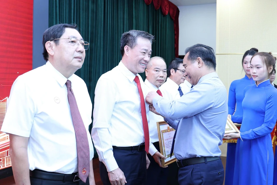 Chủ tịch TPHCM trao Huy hiệu Đảng cho 165 đảng viên