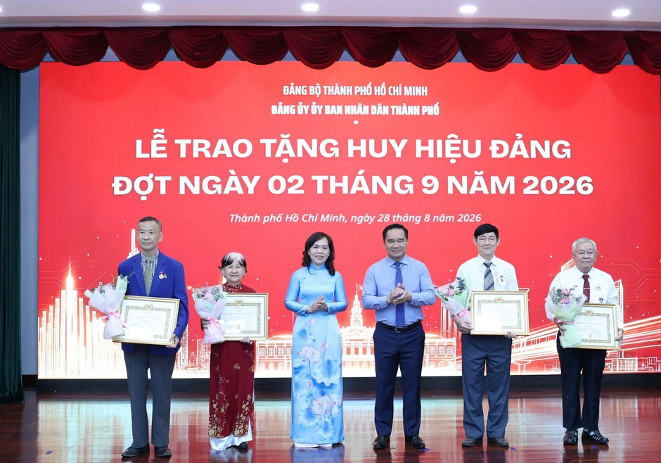 Chủ tịch TPHCM trao Huy hiệu Đảng cho 165 đảng viên