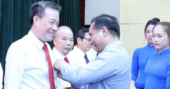 Chủ tịch TPHCM trao Huy hiệu Đảng cho 165 đảng viên