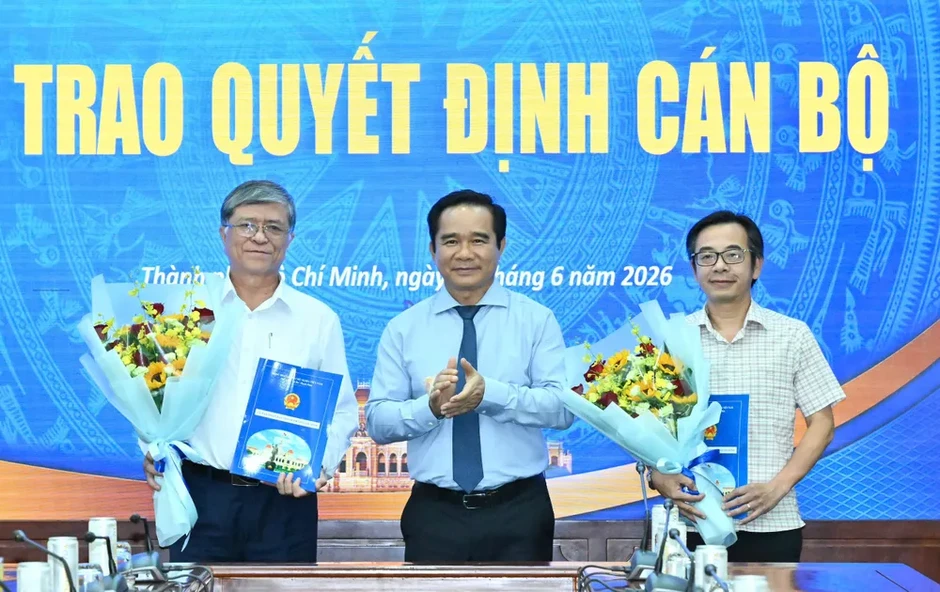 Chủ tịch UBND TPHCM Nguyễn Văn Được trao quyết định đến nhiều cán bộ Chủ tịch UBND TPHCM Nguyễn Văn Được trao quyết định đến nhiều cán bộ
