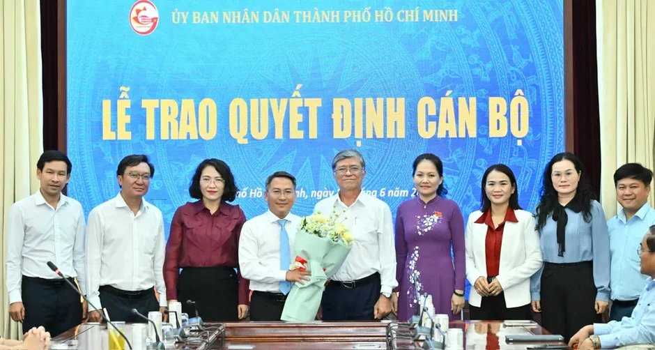 Chủ tịch UBND TPHCM Nguyễn Văn Được trao quyết định đến nhiều cán bộ Chủ tịch UBND TPHCM Nguyễn Văn Được trao quyết định đến nhiều cán bộ