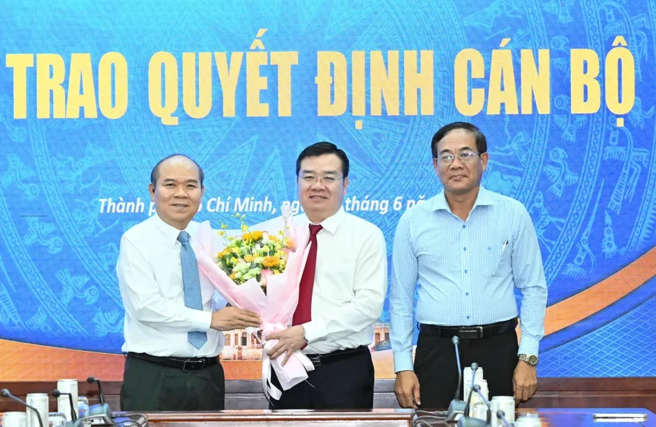 Chủ tịch UBND TPHCM Nguyễn Văn Được trao quyết định đến nhiều cán bộ Chủ tịch UBND TPHCM Nguyễn Văn Được trao quyết định đến nhiều cán bộ