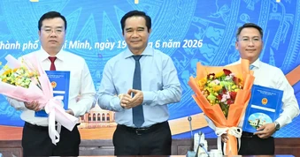 Chủ tịch UBND TPHCM Nguyễn Văn Được trao quyết định đến nhiều cán bộ