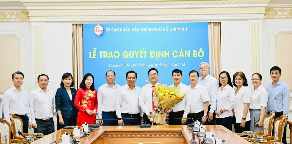 Chủ tịch UBND TPHCM trao quyết định bổ nhiệm Giám đốc Sở Tài chính Chủ tịch UBND TPHCM trao quyết định bổ nhiệm Giám đốc Sở Tài chính