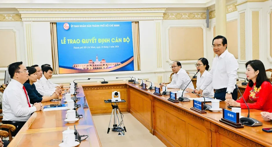 Chủ tịch UBND TPHCM trao quyết định bổ nhiệm Giám đốc Sở Tài chính Chủ tịch UBND TPHCM trao quyết định bổ nhiệm Giám đốc Sở Tài chính