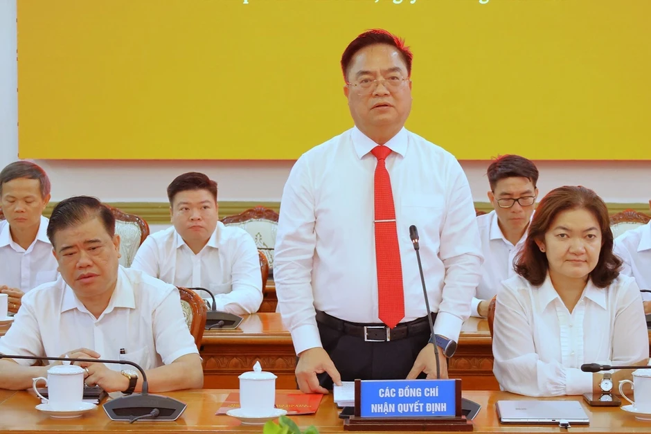 Chủ tịch UBND TPHCM trao quyết định chỉ định Bí thư Đảng ủy Sở Tài chính Chủ tịch UBND TPHCM trao quyết định chỉ định Bí thư Đảng ủy Sở Tài chính