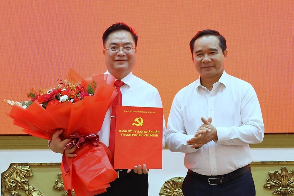 Chủ tịch UBND TPHCM trao quyết định chỉ định Bí thư Đảng ủy Sở Tài chính Chủ tịch UBND TPHCM trao quyết định chỉ định Bí thư Đảng ủy Sở Tài chính