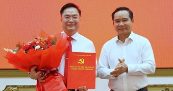 Chủ tịch UBND TPHCM trao quyết định chỉ định Bí thư Đảng ủy Sở Tài chính