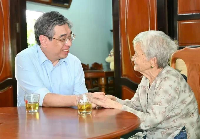 Chủ tịch Ủy ban Mặt trận Tổ quốc Việt Nam Thành phố Hồ Chí Minh thăm, tri ân Mẹ Việt Nam Anh hùng Chủ tịch Ủy ban Mặt trận Tổ quốc Việt Nam Thành phố Hồ Chí Minh thăm, tri ân Mẹ Việt Nam Anh hùng