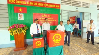 Chủ tịch Ủy ban nhân dân tỉnh Vĩnh Long dự khai mạc và kiểm tra công tác bầu cử