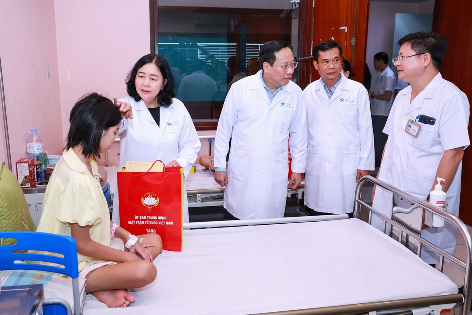 Chủ tịch Ủy ban Trung ương MTTQ Việt Nam Bùi Thị Minh Hoài tặng quà Trung thu cho bệnh nhi Chủ tịch Ủy ban Trung ương MTTQ Việt Nam Bùi Thị Minh Hoài tặng quà Trung thu cho bệnh nhi