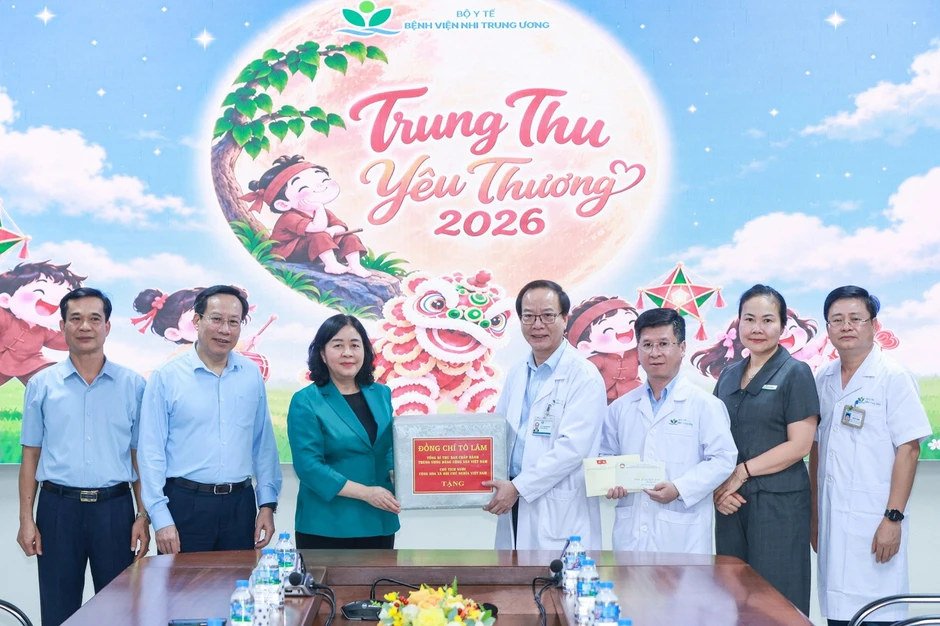 Chủ tịch Ủy ban Trung ương MTTQ Việt Nam Bùi Thị Minh Hoài tặng quà Trung thu cho bệnh nhi Chủ tịch Ủy ban Trung ương MTTQ Việt Nam Bùi Thị Minh Hoài tặng quà Trung thu cho bệnh nhi