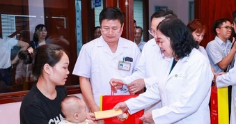 Chủ tịch Ủy ban Trung ương MTTQ Việt Nam Bùi Thị Minh Hoài tặng quà Trung thu cho bệnh nhi