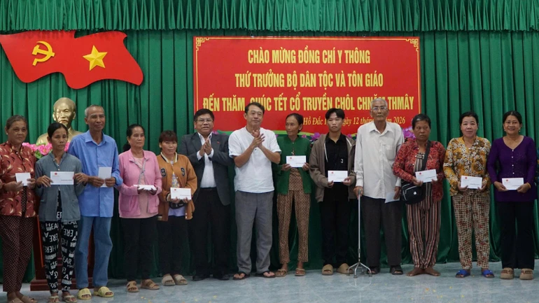 Chúc Tết, tặng quà đồng bào Khmer nhân dịp năm mới Chúc Tết, tặng quà đồng bào Khmer nhân dịp năm mới