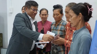Chúc Tết, tặng quà đồng bào Khmer nhân dịp năm mới