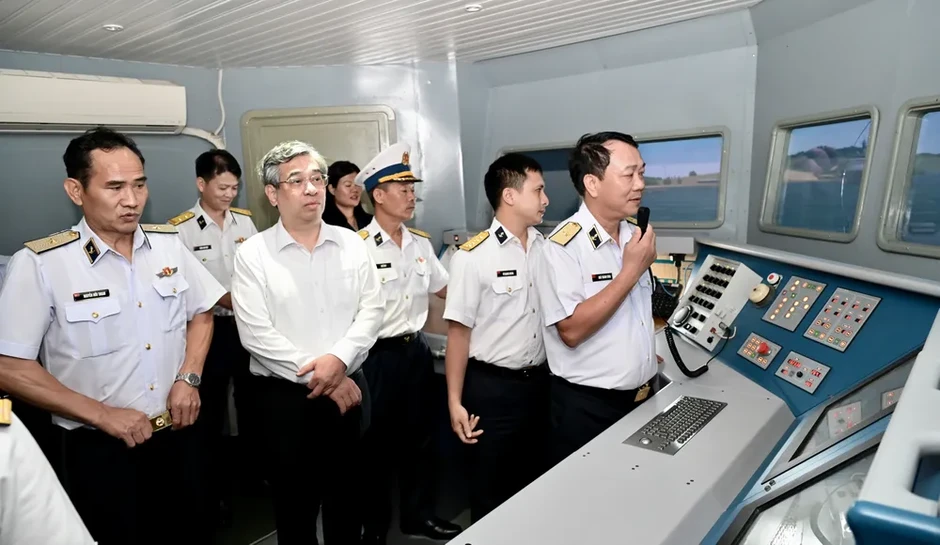 Chung sức đồng lòng vì biển đảo quê hương, vì tuyến đầu Tổ quốc Chung sức đồng lòng vì biển đảo quê hương, vì tuyến đầu Tổ quốc