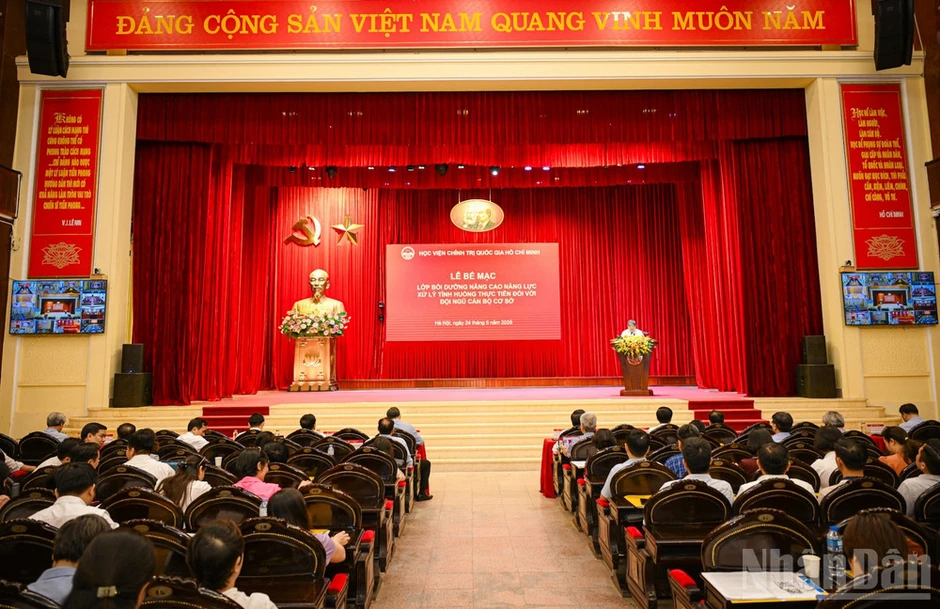 Chuyển đổi mạnh mẽ phương thức đào tạo, bồi dưỡng hướng mạnh vào nâng cao năng lực cán bộ, công chức