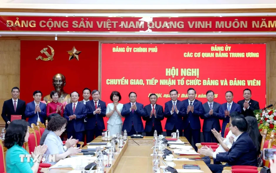 Chuyển giao, tiếp nhận tổ chức đảng và đảng viên giữa Đảng ủy Chính phủ và Đảng ủy các cơ quan Đảng TW