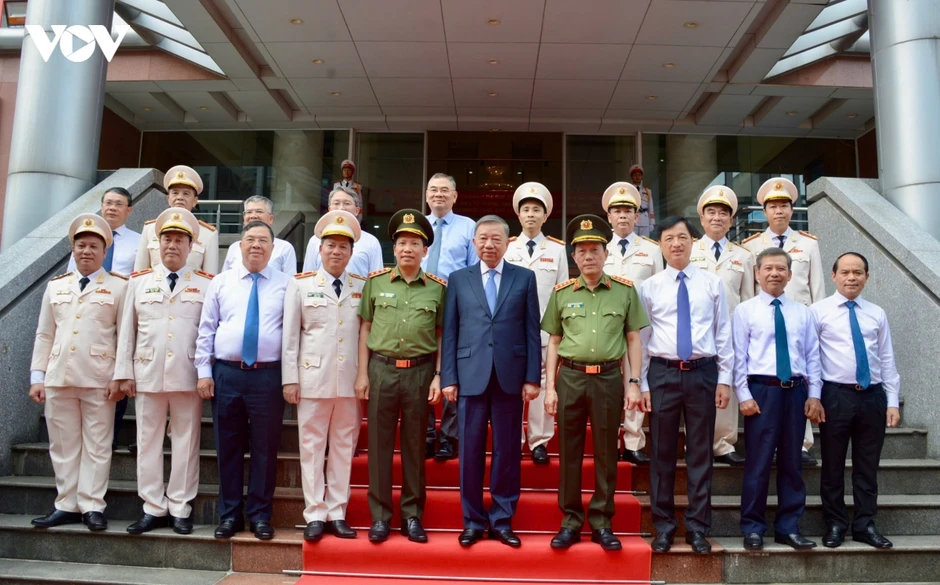 Chuyển mạnh từ tư duy quản lý phạm nhân sang quản trị quá trình cải tạo con người Chuyển mạnh từ tư duy quản lý phạm nhân sang quản trị quá trình cải tạo con người