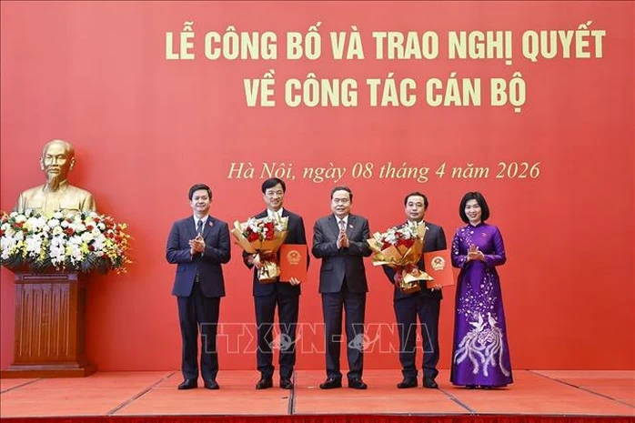 Chuyển sinh hoạt Đoàn đại biểu Quốc hội với Bí thư Thành ủy Hà Nội và Trưởng ban Tổ chức Trung ương Chuyển sinh hoạt Đoàn đại biểu Quốc hội với Bí thư Thành ủy Hà Nội và Trưởng ban Tổ chức Trung ương