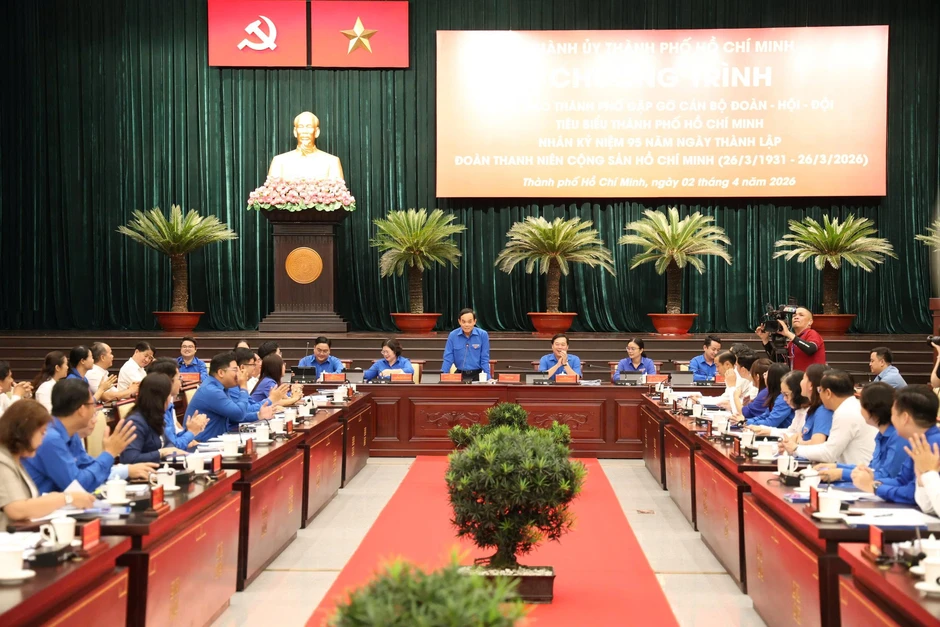 Clip Bí thư Thành ủy TPHCM ôm đàn, hát khi gặp gỡ thanh niên Clip Bí thư Thành ủy TPHCM ôm đàn, hát khi gặp gỡ thanh niên
