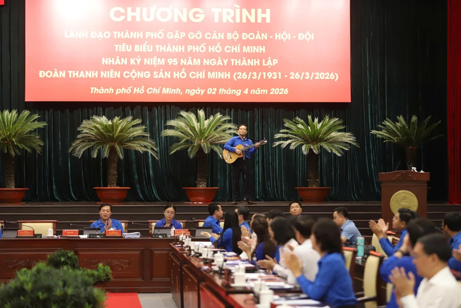 Clip Bí thư Thành ủy TPHCM ôm đàn, hát khi gặp gỡ thanh niên Clip Bí thư Thành ủy TPHCM ôm đàn, hát khi gặp gỡ thanh niên
