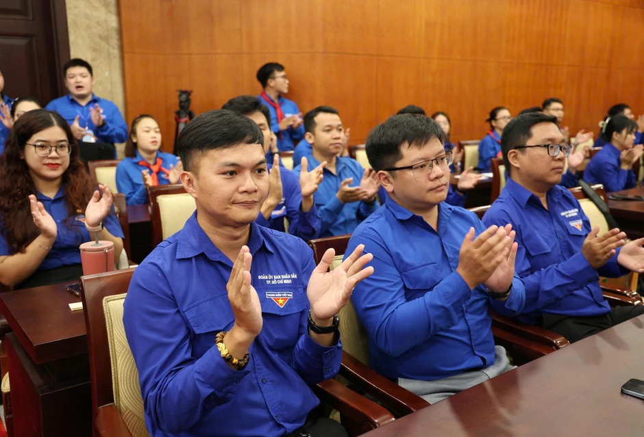 Clip Bí thư Thành ủy TPHCM ôm đàn, hát khi gặp gỡ thanh niên Clip Bí thư Thành ủy TPHCM ôm đàn, hát khi gặp gỡ thanh niên