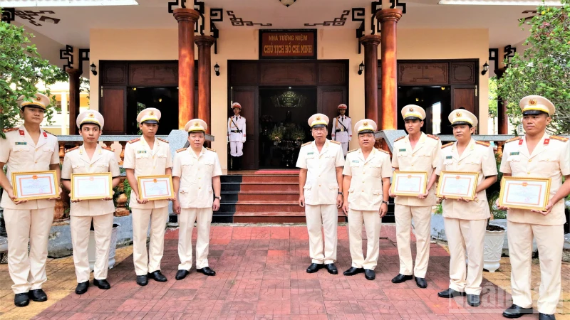 Công an Cần Thơ vững bản lĩnh, trọn nghĩa tình với nhân dân Công an Cần Thơ vững bản lĩnh, trọn nghĩa tình với nhân dân