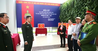 Công an Hà Nội đồng loạt kiểm tra, bảo đảm an toàn khu vực bỏ phiếu
