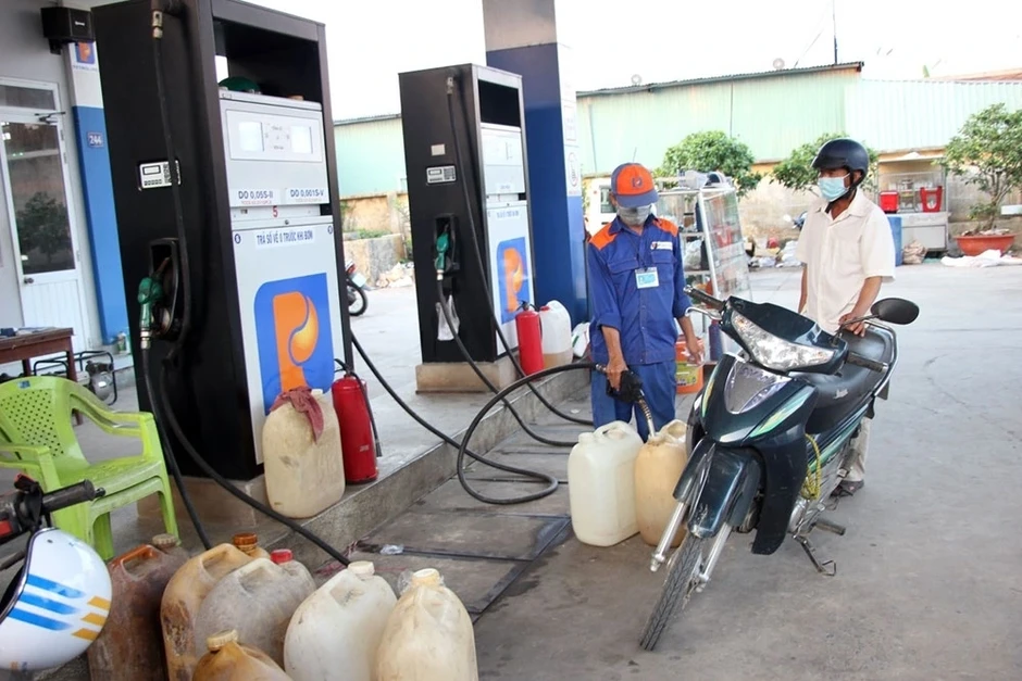 Công an Hà Nội khuyến cáo người dân không tích trữ xăng, dầu Công an Hà Nội khuyến cáo người dân không tích trữ xăng, dầu