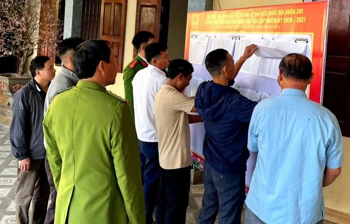 Công an "tới từng nhà, ra từng tàu thuyền" tuyên truyền công tác bầu cử Công an "tới từng nhà, ra từng tàu thuyền" tuyên truyền công tác bầu cử