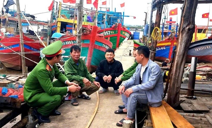 Công an "tới từng nhà, ra từng tàu thuyền" tuyên truyền công tác bầu cử Công an "tới từng nhà, ra từng tàu thuyền" tuyên truyền công tác bầu cử