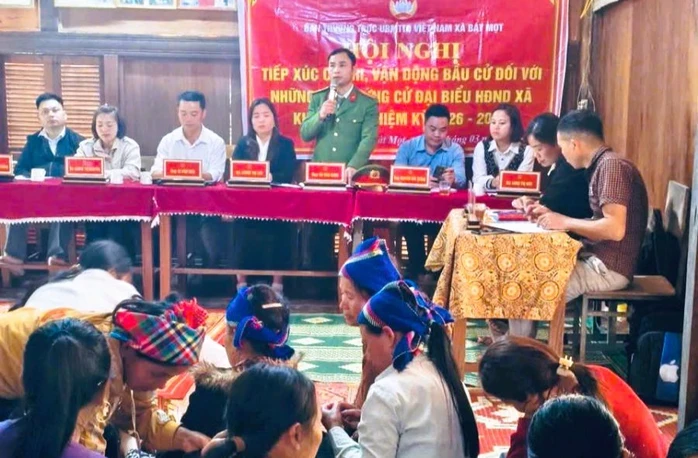 Công an "tới từng nhà, ra từng tàu thuyền" tuyên truyền công tác bầu cử Công an "tới từng nhà, ra từng tàu thuyền" tuyên truyền công tác bầu cử