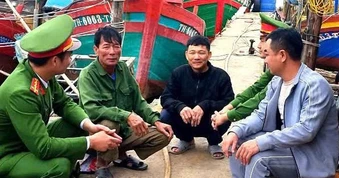 Công an "tới từng nhà, ra từng tàu thuyền" tuyên truyền công tác bầu cử