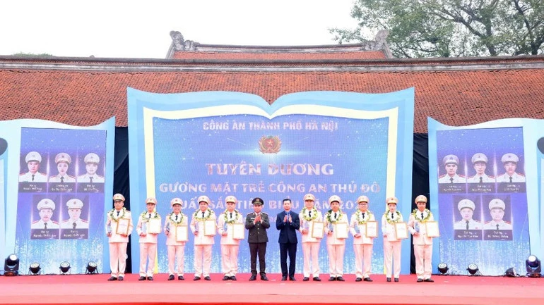 Công an thành phố Hà Nội tuyên dương 10 gương mặt trẻ xuất sắc tiêu biểu Công an thành phố Hà Nội tuyên dương 10 gương mặt trẻ xuất sắc tiêu biểu