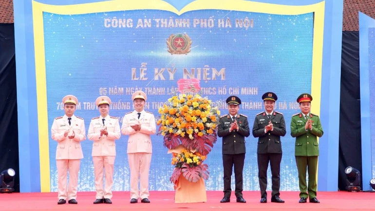 Công an thành phố Hà Nội tuyên dương 10 gương mặt trẻ xuất sắc tiêu biểu Công an thành phố Hà Nội tuyên dương 10 gương mặt trẻ xuất sắc tiêu biểu