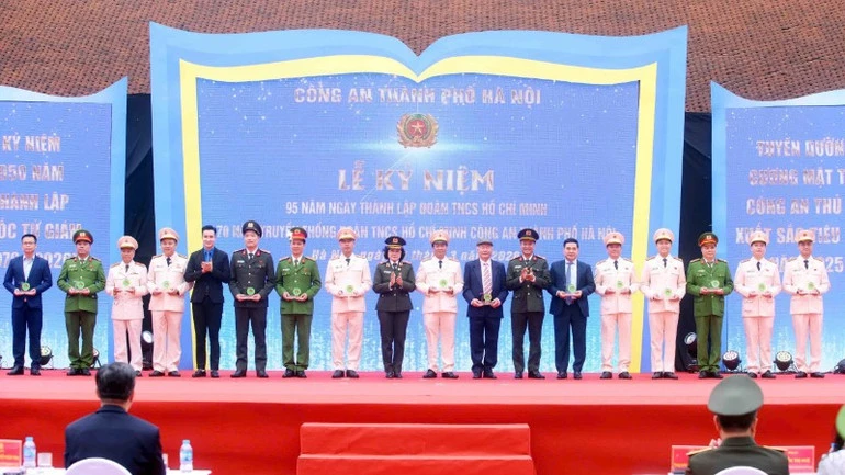 Công an thành phố Hà Nội tuyên dương 10 gương mặt trẻ xuất sắc tiêu biểu Công an thành phố Hà Nội tuyên dương 10 gương mặt trẻ xuất sắc tiêu biểu