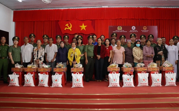 Công an TP Cần Thơ tổ chức khám bệnh, cấp phát thuốc miễn phí cho người dân Công an TP Cần Thơ tổ chức khám bệnh, cấp phát thuốc miễn phí cho người dân