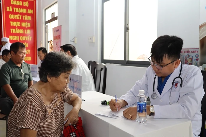 Công an TP Cần Thơ tổ chức khám bệnh, cấp phát thuốc miễn phí cho người dân Công an TP Cần Thơ tổ chức khám bệnh, cấp phát thuốc miễn phí cho người dân