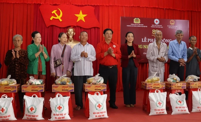 Công an TP Cần Thơ tổ chức khám bệnh, cấp phát thuốc miễn phí cho người dân Công an TP Cần Thơ tổ chức khám bệnh, cấp phát thuốc miễn phí cho người dân