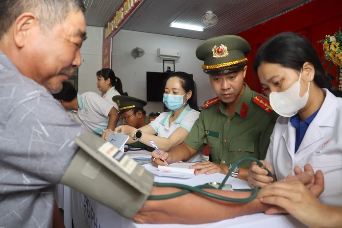 Công an TP Cần Thơ tổ chức khám bệnh, cấp phát thuốc miễn phí cho người dân Công an TP Cần Thơ tổ chức khám bệnh, cấp phát thuốc miễn phí cho người dân