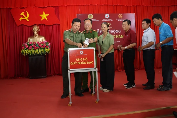 Công an TP Cần Thơ tổ chức khám bệnh, cấp phát thuốc miễn phí cho người dân Công an TP Cần Thơ tổ chức khám bệnh, cấp phát thuốc miễn phí cho người dân
