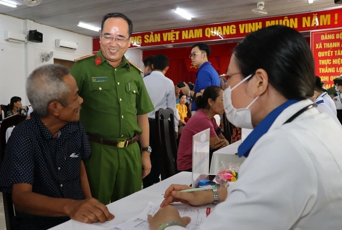 Công an TP Cần Thơ tổ chức khám bệnh, cấp phát thuốc miễn phí cho người dân Công an TP Cần Thơ tổ chức khám bệnh, cấp phát thuốc miễn phí cho người dân