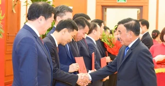Công bố 12 quyết định của Bộ Chính trị, Ban Bí thư về công tác cán bộ