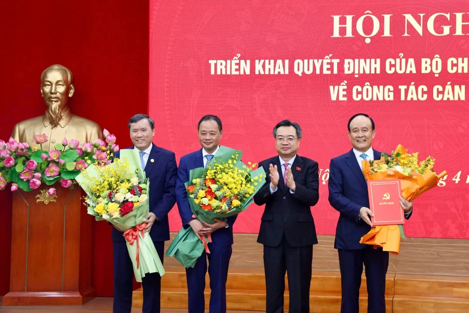 Công bố các quyết định của Bộ Chính trị, Ban Bí thư về công tác cán bộ Công bố các quyết định của Bộ Chính trị, Ban Bí thư về công tác cán bộ